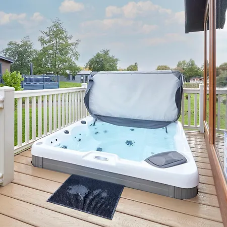 Domek letniskowy Kinship With Hot Tub York