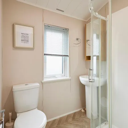 Kinship With Hot Tub يورك