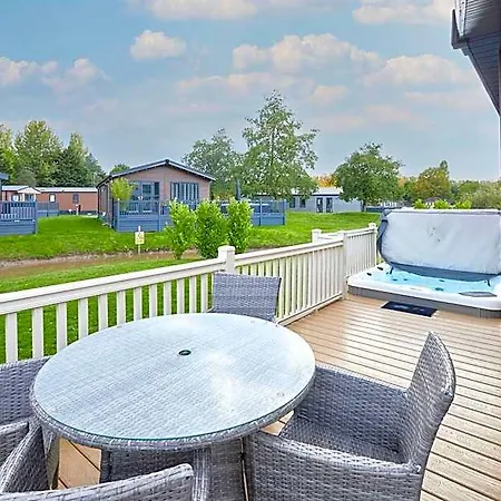 Lodge Kinship With Hot Tub