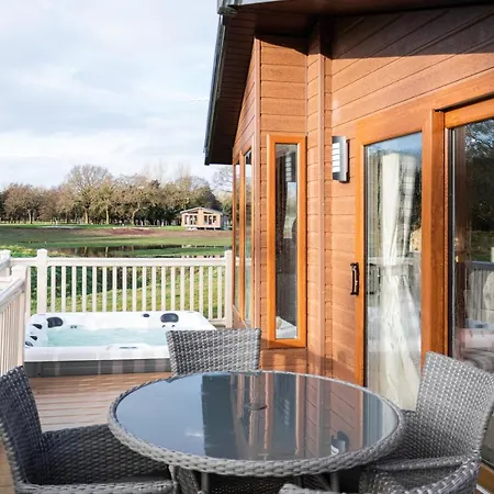 Lodge Kinship With Hot Tub