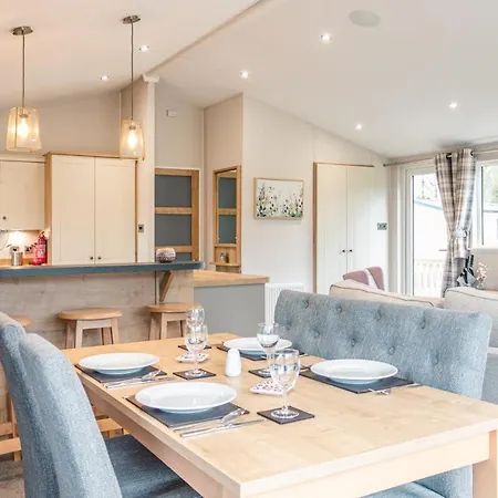 Kinship With Hot Tub Lodge York