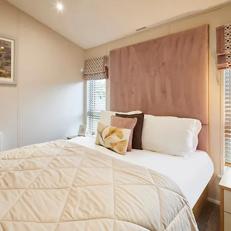 Kinship With Hot Tub Lodge York