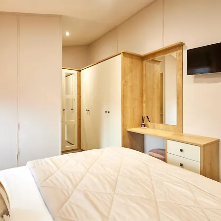 Lodge Kinship With Hot Tub York